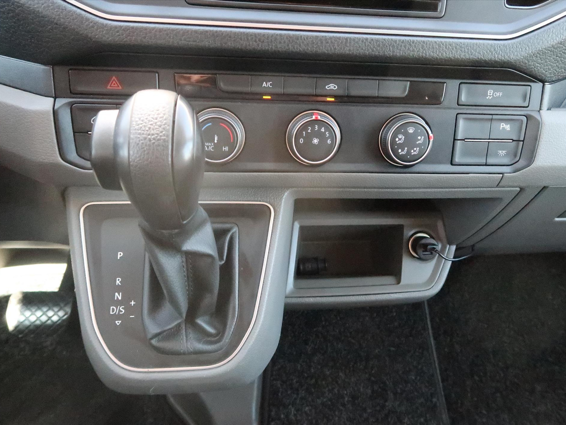 44308325-17.jpg